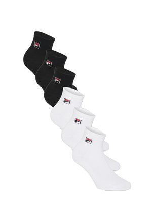 Six chaussettes basses, trois noires et trois blanches, chacune arborant un petit logo rouge, blanc et noir sur la cheville.