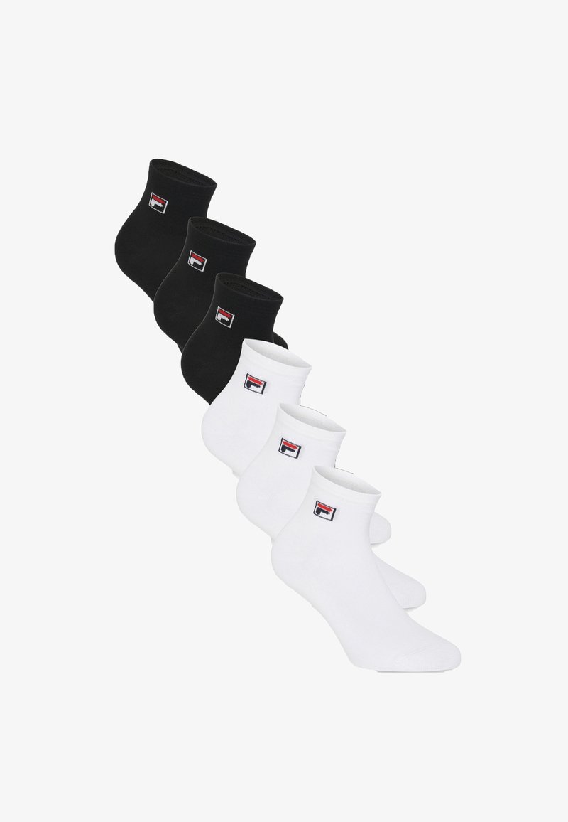 Six chaussettes basses, trois noires et trois blanches, chacune arborant un petit logo rouge, blanc et noir sur la cheville.