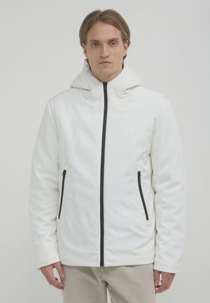 Veste à capuche blanche avec une texture lisse, dotée d'une fermeture éclair frontale complète et de deux poches zippées noires. Design simple avec des accents minimaux.