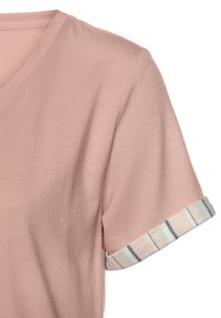 Lyserød bomulds t-shirt med v-hals og opsmøgede ærmer, prydet med et ternet mønster i hvid, grøn og marineblå.