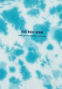 Šviesiai mėlynas batikos stiliaus džemperis su raukšlėtu apykaklės kraštu. Tekstas: "BLUE RIDGE DENIM" ir "ADVENTURE BEGINS WHERE THE CITY ENDS."