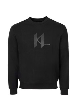 Zwarte sweater van zacht stof, met een ronde hals en lange mouwen. Op de borst staat een subtiel grijs logo gedrukt.