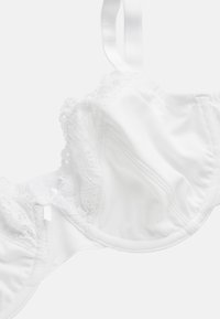 Witte beha met kantafwerking, gladde stof, met een beugel voor ondersteuning, zachte textuur en satijnen bandjes. Heeft een klein strikaccent in het midden.