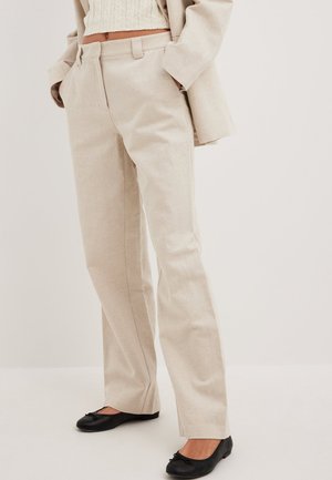 NA-KD, MIT MITTELHOHER TAILLE UND BUNDFALTE - Nohavice - beige