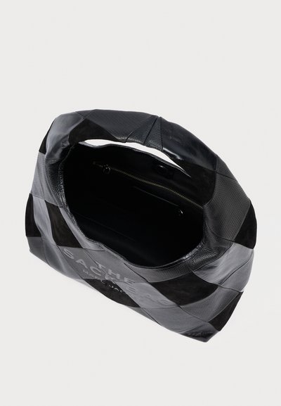 Geantă tote din piele neagră cu panouri texturate, având un interior spațios și un buzunar cu fermoar. Partea frontală prezintă un detaliu cu logo embosat.