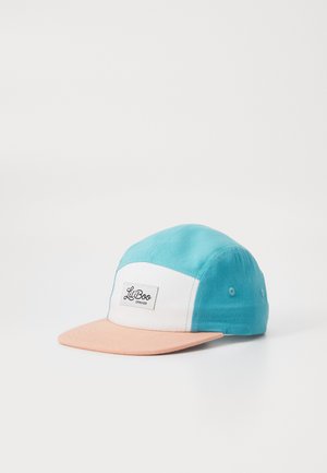 Casquette de baseball bleue et blanche avec une visière rose, présentant une étiquette rectangulaire à l'avant avec "Lil Boo" en texte noir. Matière en coton.