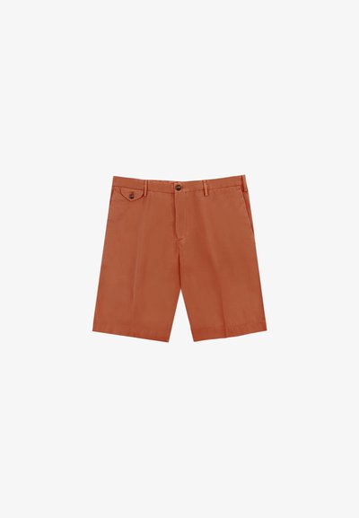 Pantaloni corti da uomo a gamba dritta in arancione ruggine. Realizzati in tessuto leggero, presentano una chiusura con bottone, tasche laterali e cuciture pulite.