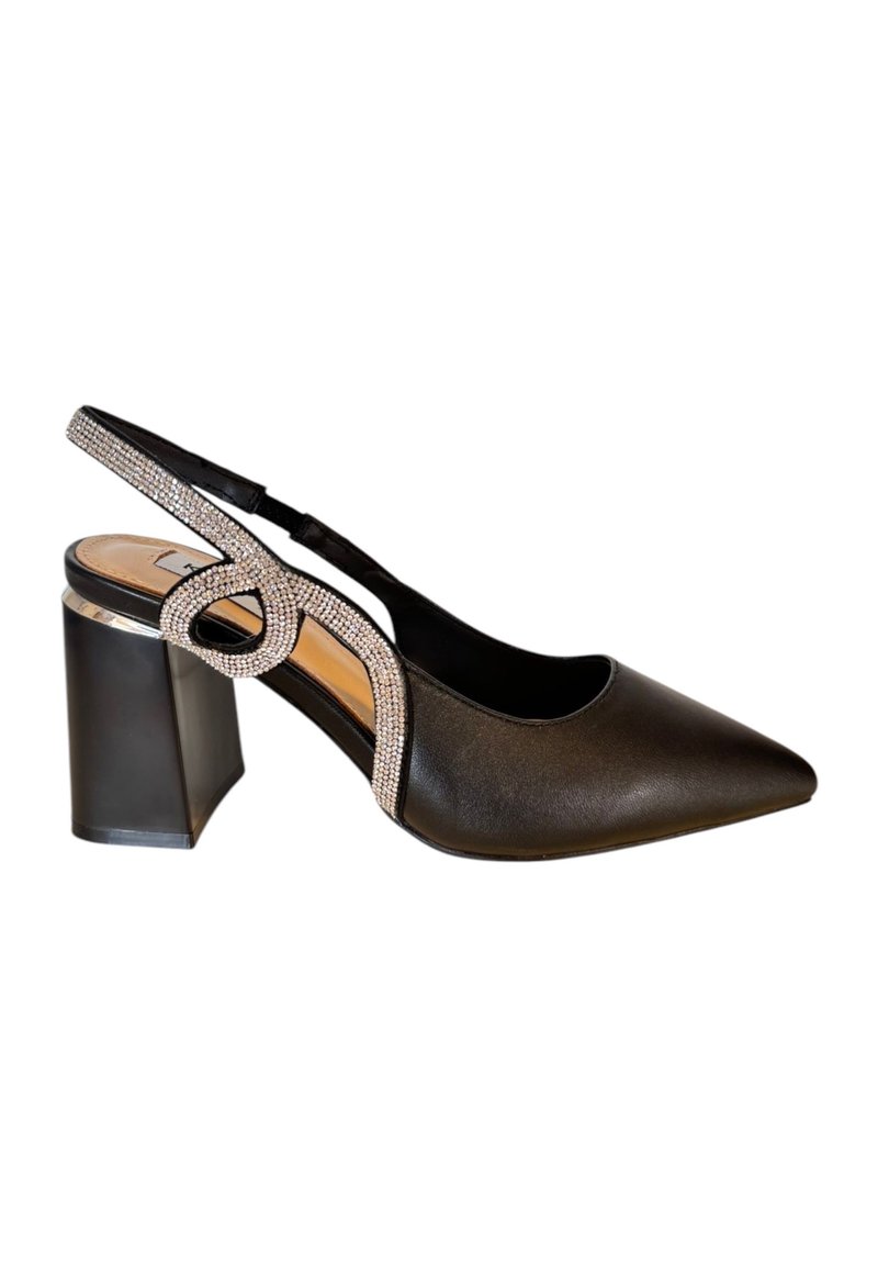 Scarpa slingback in pelle nera con punta affusolata, cinturino testurizzato decorato con strass e tacco a blocco.