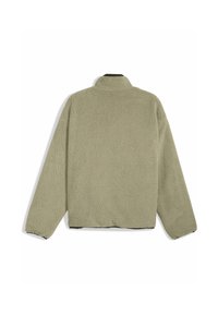 Giacca in pile verde oliva con superficie texturizzata, colletto alto e maniche lunghe. Presenta un orlo dritto e nessun elemento hardware visibile.