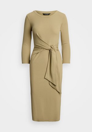 Abito midi khaki con maniche lunghe e dettaglio annodato in vita. Realizzato in un tessuto morbido, presenta un colletto rotondo e una forma aderente.