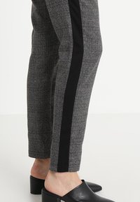 Cream Tygbyxor - grey