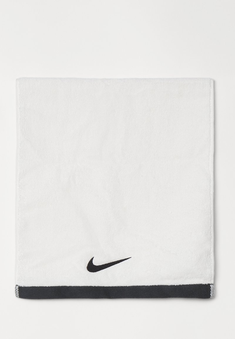 Fehér pamut törölköző, alján fekete Nike logóval; texturált felülettel és kontrasztos fekete szegéllyel rendelkezik.