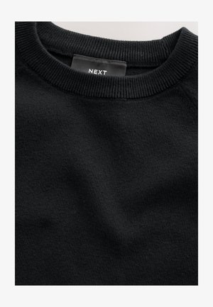 Musta neulottu collegepaita, jossa on resorilla viimeistelty pyöreä pääntie ja sisäpuolelle ommeltu "NEXT"-etiketti. Pehmeä rakenne ja vakiomallinen istuvuus.