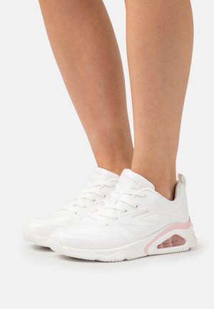 Scarpe sportive bianche con accenti rosa, in materiale mesh e sintetico, design con lacci, punta arrotondata, ammortizzazione d'aria visibile nella suola.