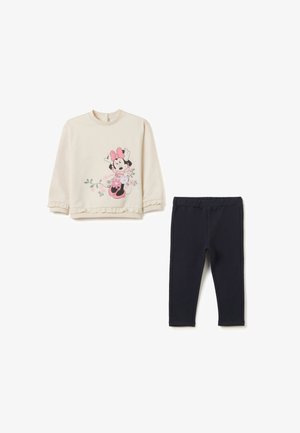 Crème top met gerimpelde mouwen, voorzien van een Minnie Mouse-afbeelding en een bloemenontwerp; gecombineerd met donkergroene leggings. Katoenmengsel.