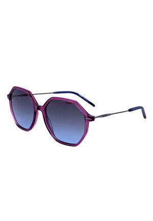 Occhiali da sole esagonali viola con lenti sfumate blu e sottili aste nere, con marchio "HUGO" sulla montatura e sulle aste.
