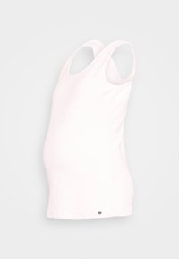 Top branco sem mangas com decote redondo e alças largas, projetado para a maternidade; tecido suave, ajuste casual, apresenta um pequeno logo metálico na bainha.