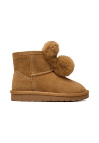 Brązowy zamszowy botek za kostkę z dwoma dużymi puszystymi pomponami po boku, z zaokrąglonym noskiem i płaską gumową podeszwą.