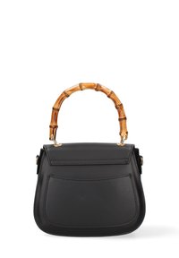 Borsa in pelle nera con una forma curva, manico in bambù, accessori in oro e dettagli di cucitura visibili sulla tasca frontale.