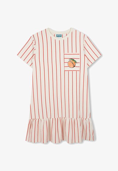 Robe t-shirt rayée en crème et rouge, avec un ourlet à volants, des manches courtes et une poche poitrine ornée d'un graphique orange.