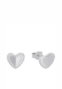Pendientes en forma de corazón de plata con una superficie pulida, bordeados por una fila de pequeñas piedras brillantes, con cierres de mariposa.