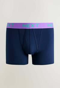 Tmavě modré boxerky z bavlny s fialovým elastickým pasem s zeleným nápisem "NEXT" a předním vakem.