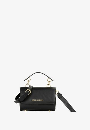 Sac à main en cuir noir avec ferrures dorées, design structuré, poignée supérieure, bandoulière détachable et logo de la marque embossé à l'avant.