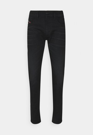Pantalones de denim negro con corte ajustado, bolsillos estándar y detalles de costura sutiles. Sin patrones visibles ni acentos de hardware.
