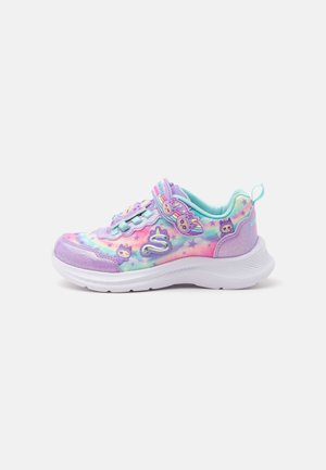 Børnesneaker med pastelfarvede regnbuefarver, lilla detaljer, tegneseriefigur-detaljer og hvid tyk sål, set fra siden.