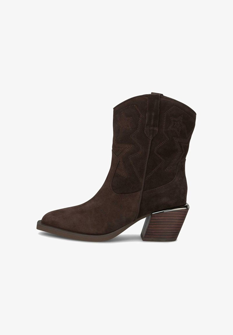 Botă de cowboy din suede maro, cu vârf ascuțit, modele cusute în formă de stea și un toc bloc detaliat. Finisaj neted, înălțime până la jumătatea gambei.