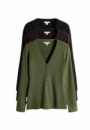 Set aus drei gerippten Langarm-Strickjacken mit Knöpfen in Olivgrün, Dunkelbraun und Schwarz, gestapelt auf einem weißen Hintergrund angeordnet.