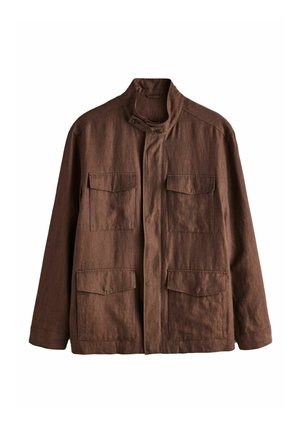 Ruskea pitkähihaisen takki, jossa korkea kaulus, neljä etutaskua läpällä ja napillinen keskiosa.