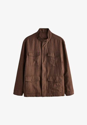 Ruskea pitkähihaisen takki, jossa korkea kaulus, neljä etutaskua läpällä ja napillinen keskiosa.