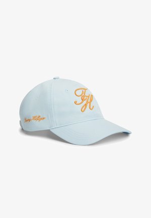 Hellblaues Baseballcap mit orange besticktem "TH" auf der Vorderseite und "Tommy Hilfiger" an der Seite.