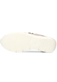 Zool van een schoen in off-white rubber met een gestructureerd oppervlak, voorzien van een golfpatroon en het afdruk van het merklogo.