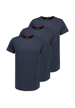 Marineblaue Baumwoll-T-Shirts mit kurzen Ärmeln, Rundhalsausschnitt, subtiler Textur und roten Akzent-Tags am Saum. Packung mit drei Stück.