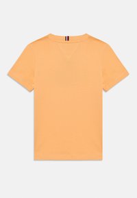 Κοντομάνικο μπλουζάκι σε πορτοκαλί βαμβάκι, με στρογγυλή λαιμόκοψη και μικρή ριγέ λεπτομέρεια στο πίσω μέρος. Μαλακή υφή και απλός σχεδιασμός.