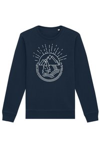 Marinblå sweatshirt tillverkad av bomullsblandat tyg, med en vit tryckt design av berg, ett träd och solstrålar, samt ribbade ärmslut och fåll.