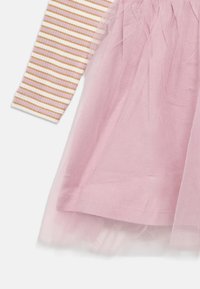 Roosa kleit kihilise tuuleseeliku ja pikkade käistega soonikkoega särgiga, millel on valged, roosad ja sinepikollased triibud.