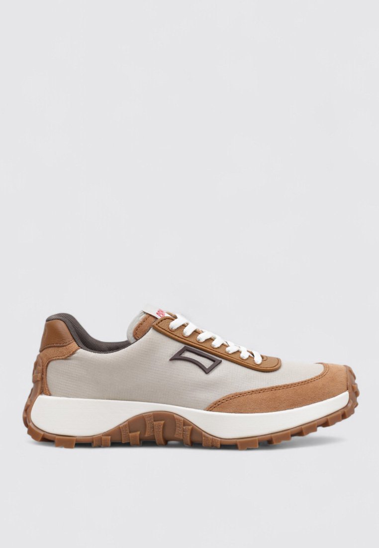 Beige en bruine sneakers met een bovenwerk van textuurstof, leren accenten en een dikke rubberen zool. Voorzien van witte veters en een logodetail.