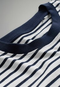Gestreiftes T-Shirt in Weiß und Marineblau mit Rundhalsausschnitt, weichem Stoff und sichtbaren Texturen am Kragen und an den Nähten.