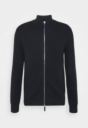 Gestrickter schwarzer Reißverschluss-Kardigan mit hohem Kragen, gerippten Bündchen und Saum; verfügt über einen silbernen Reißverschluss und ein kleines Logo auf der Brust.