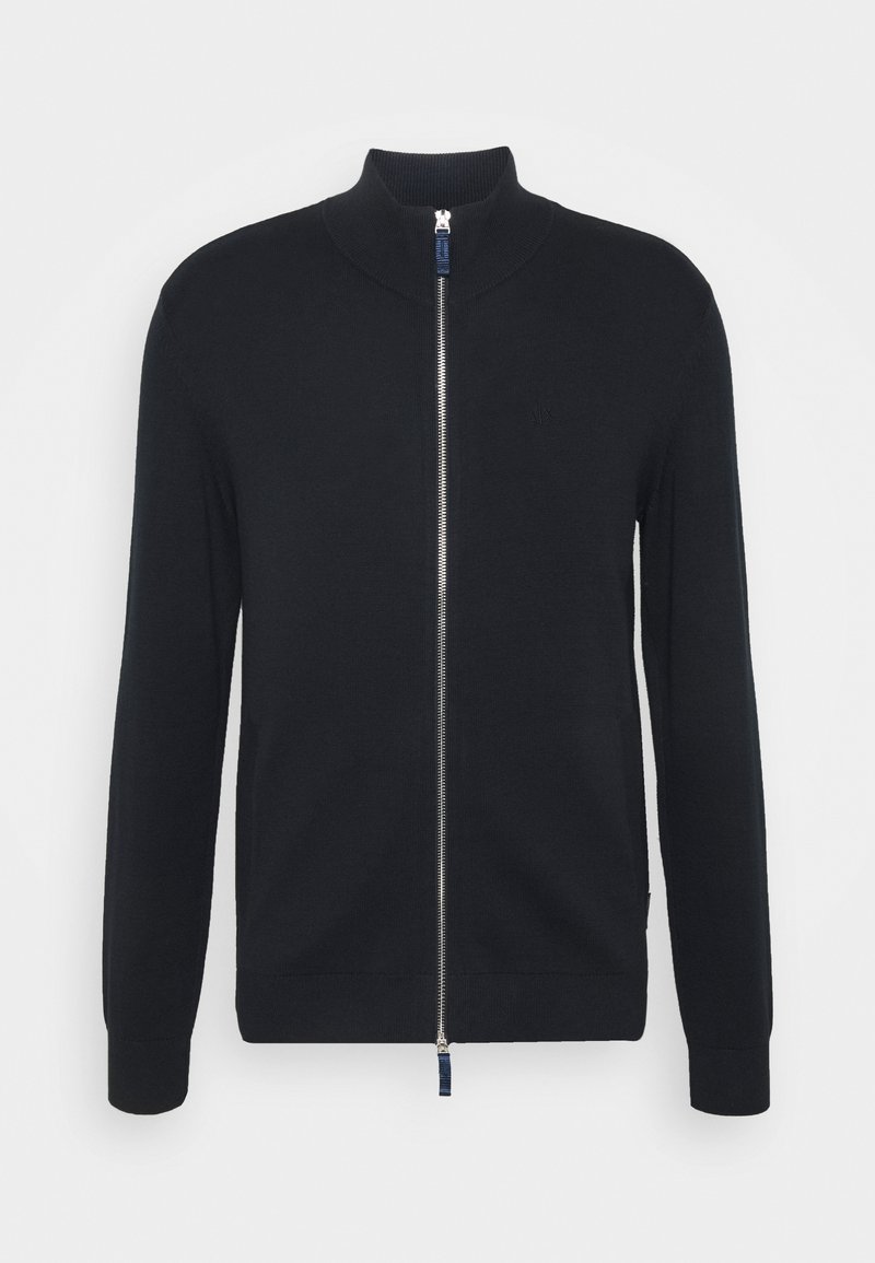 Svart stickad zip-up kofta med hög krage, ribbade ärmslut och nederkant; har en silverfärgad dragkedja och en liten logotyp på bröstet.