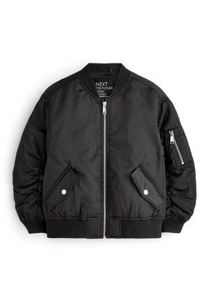 Veste bomber noire avec fermeture éclair devant, deux poches à rabat boutonné, poche zippée sur la manche gauche et poignets et col côtelés.