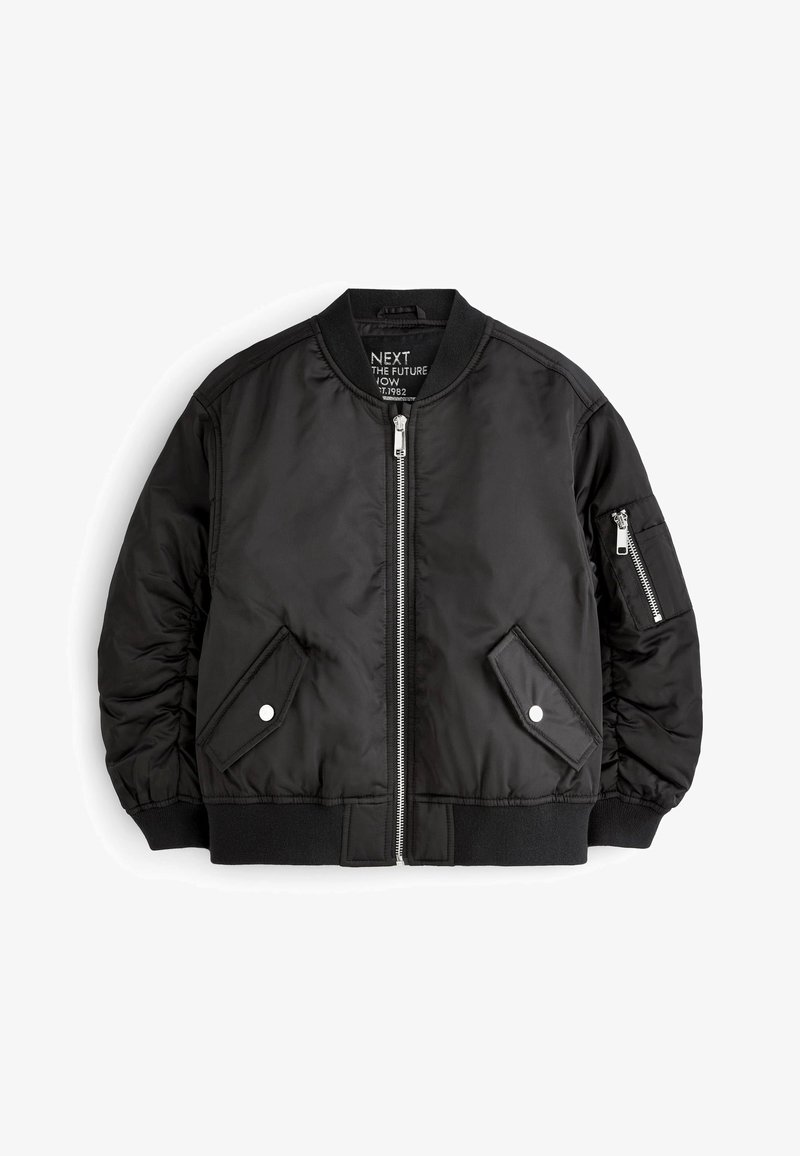 Veste bomber noire avec fermeture éclair devant, deux poches à rabat boutonné, poche zippée sur la manche gauche et poignets et col côtelés.
