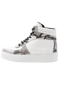 Höga sneakers i vitt läder med svart-vit ormskinnsprint. Har en texturerad sula och svarta snören. Accenterad med en vadderad krage.