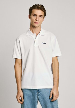 Hvid kortærmet polo skjorte med klassisk krave, prydet med et navy broderet logo på venstre bryst og glat bomuldsstof.
