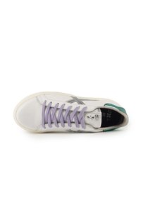 Sneaker bianca con lacci viola e accenti verdi. Presenta una tomaia in pelle liscia, strisce grigie e una suola piatta in gomma. Taglia 38.