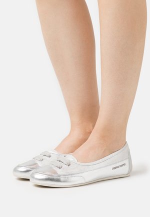Scarpe flat argento con una finitura metallica liscia, dettaglio in pizzo sul davanti, punta rotonda e marchio sul lato.