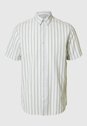 Chemise à manches courtes en lin, avec des rayures verticales alternées blanches et vert clair, dotée d'un col classique et de boutons en nacre.
